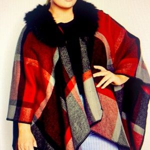 Beautiful cape with faux fur color stitch trim relaxed fit